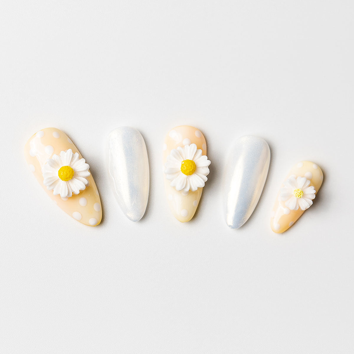 Daisy Day - Custom press-on nails by Byeori Kim