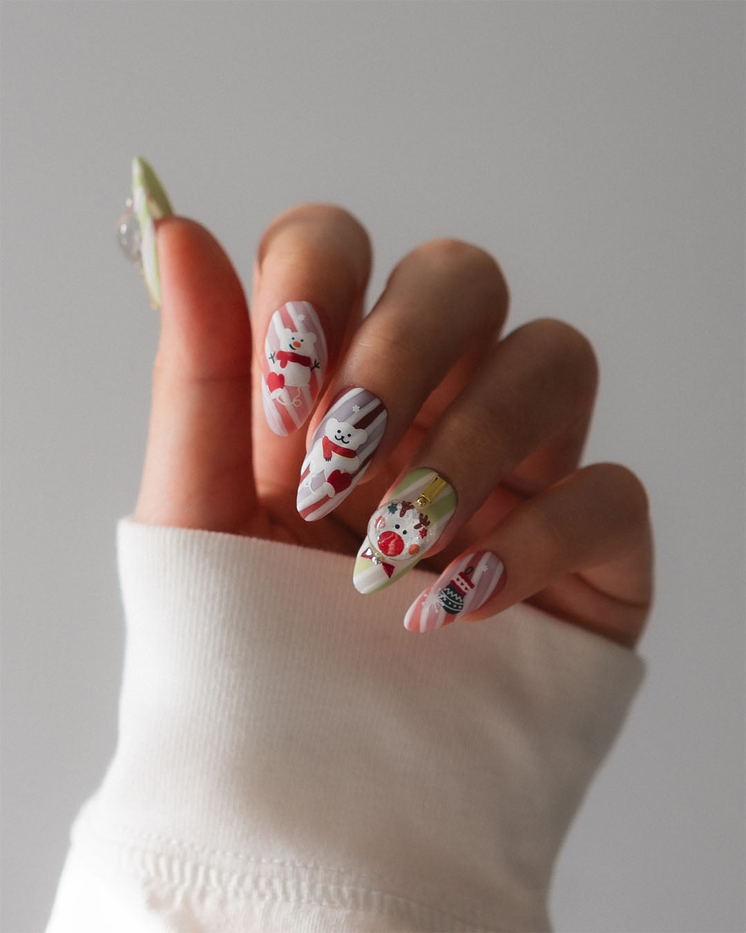 Snowball Delivery - Custom press-on nails by Byeori Kim